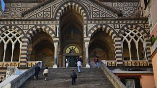 かつての栄光を偲ばせる大聖堂