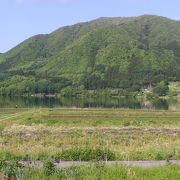 ＪＲ海ノ口駅前から見る木崎湖がいいです。