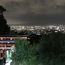 赤い鳥居と京都の夜景