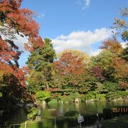 池と紅葉がマッチした元寺院の庭園