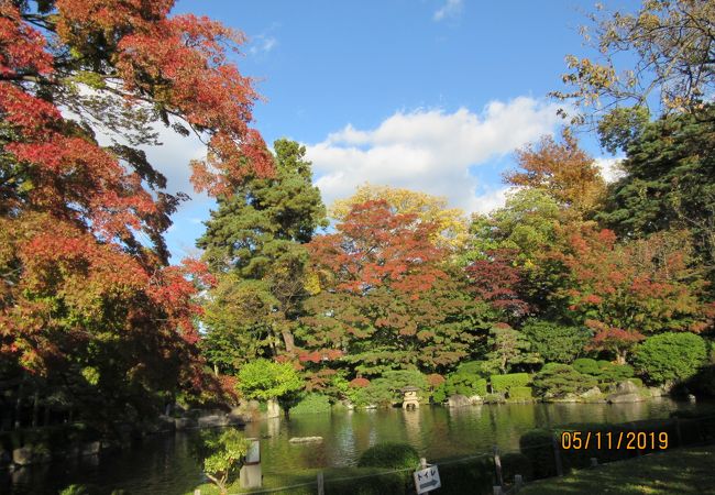 池と紅葉がマッチした元寺院の庭園