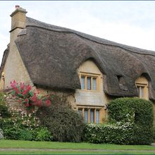 チッピング・カムデンの茅葺屋根の家