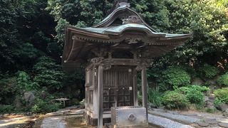 遊行寺の敷地内にある神社