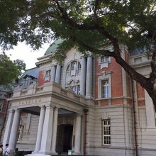 かつて台南州庁として使われていた重厚感ある建物です