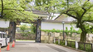 北の丸公園の入り口にかかる橋