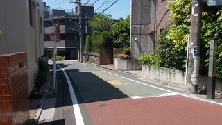 西武新宿線下落合駅から北のエリアにあります。