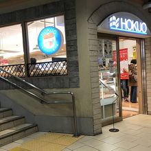 階段下の目立たないところにあります