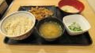 空港で安く早く食事