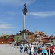 王宮広場に立っている高い柱の上にある像
