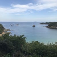 部屋からの眺望。正面に利島が見えます。