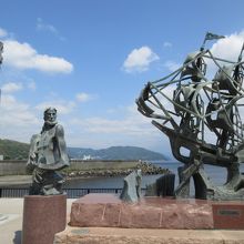 海近くにある像