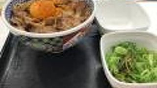 500円　程度で　お腹を満たせる　飲食店。