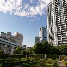 線路と高速道路の向こう側が新橋イタリア街です。