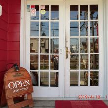 店の入り口付近