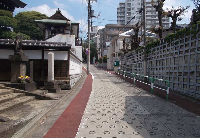 都電荒川線学習院下停留場から東のエリアにあります。