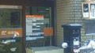 年代物のポストが古風な商店街にマッチしていました