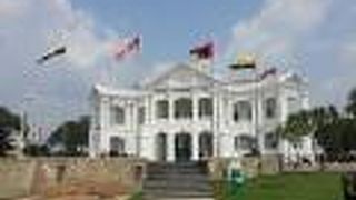 真っ白なコロニアル建築