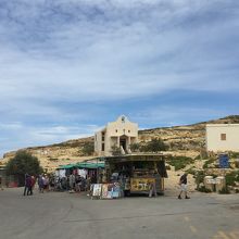 教会とお店。左に行くとドゥエイラ湾、右がインランドシ―。