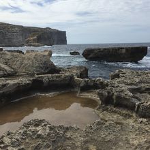 左奥に見える島がフォンガス・ロック