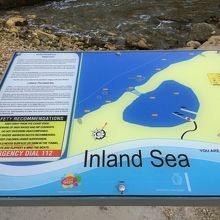 洞窟のトンネルを抜けて海に出るボートツアーは4EUR