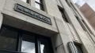 地味に見えるビル