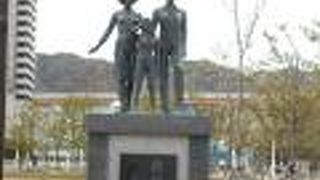 海に向いている親子の像