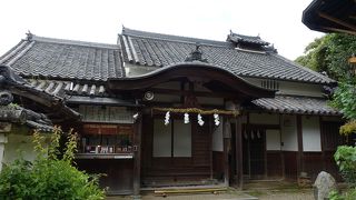 小さな社が多くあります