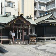 左側が、大鳥神社の拝殿です。右側は、能の舞台のようです。