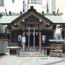 大鳥神社の拝殿は、こじんまりした感じですが、歴史を感じます。