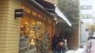 お店の中は明るくて開放的です