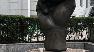 学士会館の敷地にある