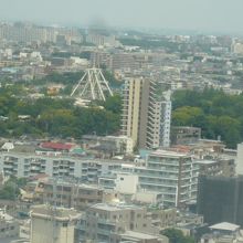 カメラの差と窓の汚れもありますが、豊島園が近くに感じます。