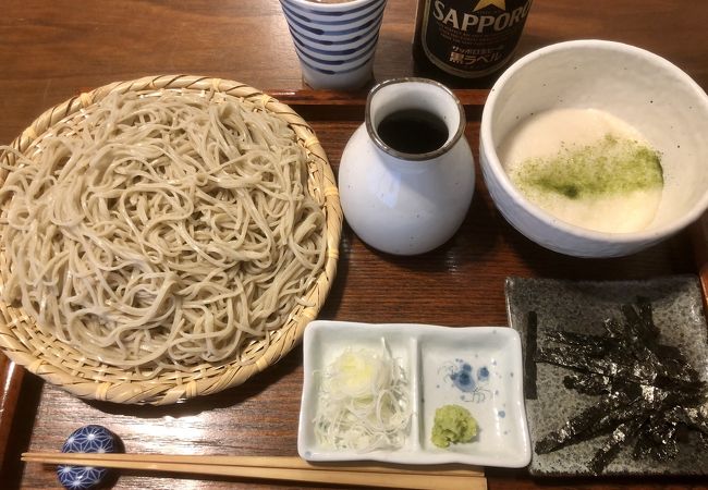 蕎麦店らしからぬモダンな店内