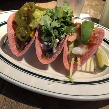 ピンクタコス。パクチー嫌いはパクチーを取ってもらいました。