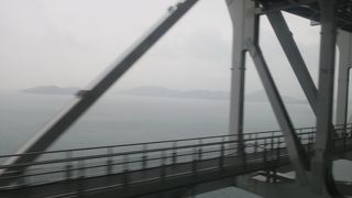 道路と鉄道が一体になってます