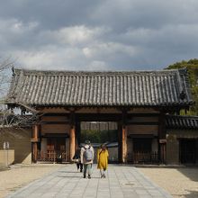 西院と東院を結ぶ通路の間にある
