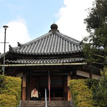 階段を上った所にある