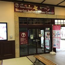 建物　入り口付近。　外国語での対応もできる模様です。