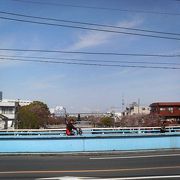 大島駅近く、小名木川やスカイツリーも見渡せる高い橋です