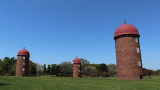 可愛らしい3基のサイロ