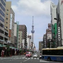 浅草国際通りと雷門通りの交差点。はるか先にはスカイツリー