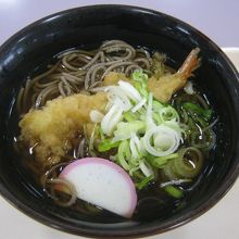 今回は天ぷらそば（400円）を頂きました