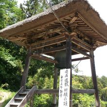 珍しいかやぶき屋根の鐘楼