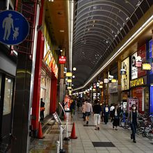 人通りの多い商店街