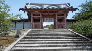 仁和寺の中央にある門