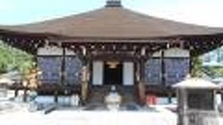 仁和寺の奥に位置しています