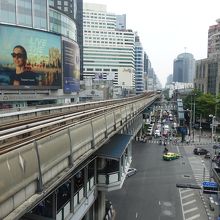 頭上をBTSが通る