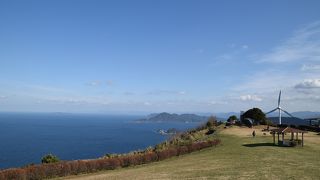 風車と海と空を一望
