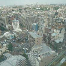 練馬区役所の展望ロビーから、千川通りの方向を見ています。