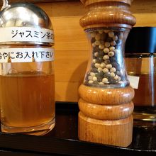 濃縮のジャスミン茶が用意されているのも嬉しい（お冷で割って）